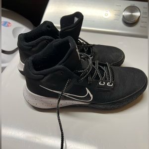 Nike men’s size 8 Kyrie Irving Flytrap 4